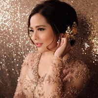 Rambut ditata glamor dengan sanggul modern, buah karya Penny Hairdo. Loose updo memberikan kesan elegan, anggun, sekaligus feminin dengan sematan korsase. Foto: Instagram/@bubahalfian