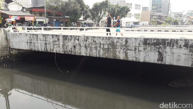 Warga tinggalkan area jembatan Kali Grogol.