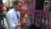 Yummy! Siapa bilang pria dewasa nggak boleh menikmati es krim cone. Lihat gaya Eriksen saat makan es krim ini. Serius banget. Foto: Instagram @chriseriksen8