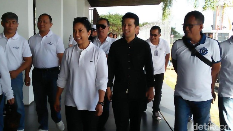 Di Balik Senyum Emil Saat Menemani Menteri BUMN di Banyuwangi Di Balik Senyum Emil Saat Menemani Menteri BUMN di Banyuwangi