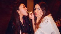 “Happy birthday bubsy,” tulis Syandria yang sedang menyuapi sang birthday girl. Suapin biskuit atau apa ya itu, hihihi… Foto: Instagram syandria
