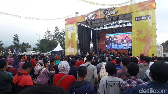 Acara nobar MotoGP Trans7 di Kota Batu, Malang (Foto: M. Aminudin) Acara nobar MotoGP Trans7 di Kota Batu, Malang (Foto: M. Aminudin)