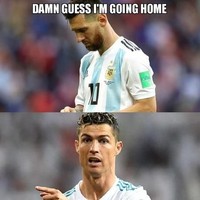 Sempat dijagokan sebagai pemain terkuat di Piala Dunia 2018, Cristiano Ronaldo dan Lionel Messi nyatanya gagal membawa tim negara mereka terus melaju hingga final. Namun gaya busana mereka di luar lapangan tetap menarik atensi publik. Foto: Twitter