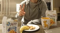 Memasang pose santai, Iniesta memilih biskuit, teh, dan buah pisang sebagai menu sarapannya di rumah. Foto: Instagram @andresiniesta8