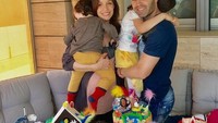 Kalau ini, saat Iniesta rayakan ulang tahun kedua anaknya. Banyak kue cantik dengan hiasan menarik yang dipesannya secara khusus. Foto: Instagram @andresiniesta8