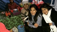 Liburan ke Bromo, adik dari Marcella Zallianty ini tak canggung lho mampir untuk makan jagung bakar di warung. Tentunya bersama sang bunda tersayang. Foto: Instagram @oliviazallianty