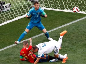 Video: Gol Bunuh Diri! Spanyol Memimpin 1-0