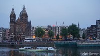 Di luar museumnya, traveler bisa bersantai di tepian kanal sambil lihat panorama secantik ini (Afif Farhan/detikTravel)
