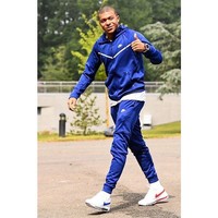 Aku seperti anak kecil yang senang dapat mainan saat punya sneakers baru. Aku adalah pecinta sneakers dari dulu, jadi ada kepuasan tersendiri bisa beli sneakers baru lalu memadukannya dengan bajuku, kata pemain Paris Saint-Germain (PSG) ini seperti dikutip Hypebeast. Foto: Instagram/@k.mbappe29