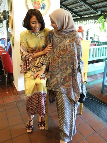 Pakai Baju  Batik di Malaysia Laudya C Bella Banjir 