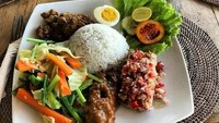 Kalau lapar, tinggal pesan nasi campur Bali. Sudah lengkap dengan sate lilit dan sambal matah yang pedas segar. Yummy! Foto: Instagram @seabreezeceningan