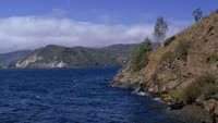 Terletak di pegunungan Siberia Rusia, Baikal adalah reservoir air tawar terbesar di dunia berdasarkan volume yang mengandung 20 persen air tawar di seluruh dunia. Tidak hanya terbesar, danau ini juga diyakini sebagai danau tertua di dunia yakni 25 juta tahun dan terdalam melebihi 5 ribu kaki di beberapa tempat. Dengan air yang termasuk paling jernih di dunia, kamu bisa melihat ke dalam danau karena tampak seperti tansparan. Foto: Hulton Archive/Getty Images