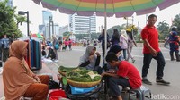 Berbagai macam dagangan dijual oleh para PKL.