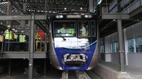 Sesampainya di lokasi depo, Budi Karya langsung mengenakan alat pelindung diri (APD). Dalam kunjungan ini, Budi Karya ditemani Direktur Utama PT MRT Jakarta William Sabandar. Selanjutnya, Budi Karya langsung menengok kereta MRT yang tersimpan di depo.