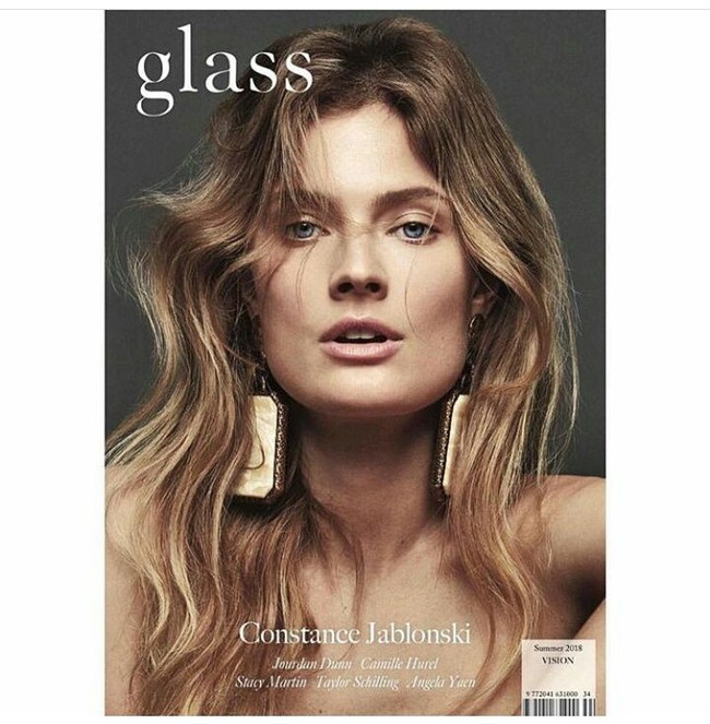 Constance pernah menjadi cover majalah Vogue dan Harpers Bazaar. Foto: Dok. Instagram @constancejablonski