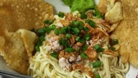 Cwimie khas Malang dengan pangsit goreng besar jadi pilihan @hellovy2010. Dilengkapi dengan kaldu, sedapnya! Foto: Instagram @hellovy2010