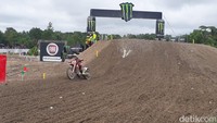Kejadian bermula, ketika usai penyelenggaraan kejuaraan dunia motocross di Mijen, Semarang Barat, Pak Kadar melaporkan PT ASI dengan Judiarto menganggap laporan pertanggungjawaban tak sesuai realisasi di lapangan terhadap dana hibah dari Pemkot Semarang sebesar Rp 18 miliar. Foto: Deni Wahyono