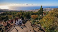 Selain punya alam yang indah, Pulau Madeira juga memiliki bangunan-bangunan berarsitektur khas kolonial. Gang-gang di sana juga terlihat instagramable dengan hiasan visual kuno. Foto: (Visit Madeira/Facebook)