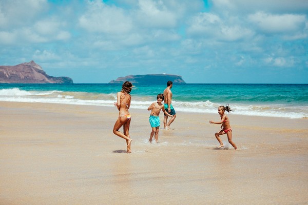 Selain itu, Madeira juga memiliki pantai eksotis yang cocok dinikmati di musim panas. Bonusnya, kamu juga bisa lihat lumba-lumba di sana. Foto: (Visit Madeira/Facebook) Selain itu, Madeira juga memiliki pantai eksotis yang cocok dinikmati di musim panas. Bonusnya, kamu juga bisa lihat lumba-lumba di sana. Foto: (Visit Madeira/Facebook)