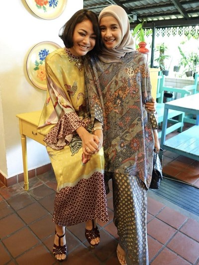 Pakai Baju  Batik di Malaysia Laudya  C Bella  Banjir 