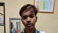 Selain mengamankan pelaku, polisi juga menurutnya sudah mengamankan 2 bongkah batu yang digunakan untuk melempar.