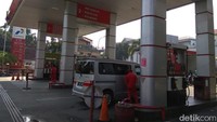 Harga tersebut naik Rp 600 dibanding posisi per 1 Juni 2018 yakni Rp 8.900 per liter. Foto: Trio Hamdani