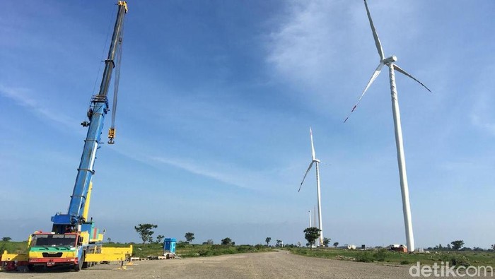 Proyek PLTB atau kebun angin raksasa yang berada di Desa Lengke-lengkese, Kecamatan Binamu, Kabupaten Jeneponto bakal rampung. Ini foto-fotonya.