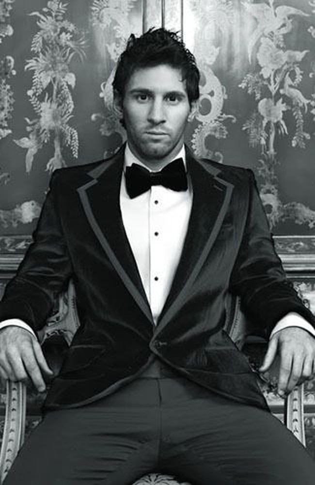 Pada 2013, Messi pernah digandeng menjadi model untuk buku fotografi duo desainer Dolce & Gabbana. Ini gayanya mengenakan jas dan kemeja D&G yang membuat penampilannya tampak elegan. Foto: Dok. Dolce & Gabbana