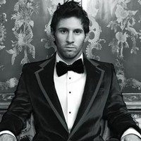 Pada 2013, Messi pernah digandeng menjadi model untuk buku fotografi duo desainer Dolce & Gabbana. Ini gayanya mengenakan jas dan kemeja D&G yang membuat penampilannya tampak elegan. Foto: Dok. Dolce & Gabbana