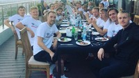 Lewat akun instagramnya @chriseriksen8, ia banyak membagikan momen makan. Temasuk saat makan seru bersama timnya ini. Foto: Instagram @chriseriksen8
