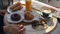 Meski sudah lama menikah, Iniesta tetap romantis dengan sang istri. Sarapan ditemani donat, corissant, sandwich, dan jus jeruk sambil berpegangan tangan dengan istri. Foto: Instagram @andresiniesta8