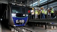 Menteri Perhubungan Budi Karya Sumadi masih kerja meski hari ini adalah hari libur. Kali ini, Budi Karya memantau pembangunan mass rapid transit (MRT) Jakarta fase I yang menghubungkan Lebak Bulus hingga Bundaran HI.