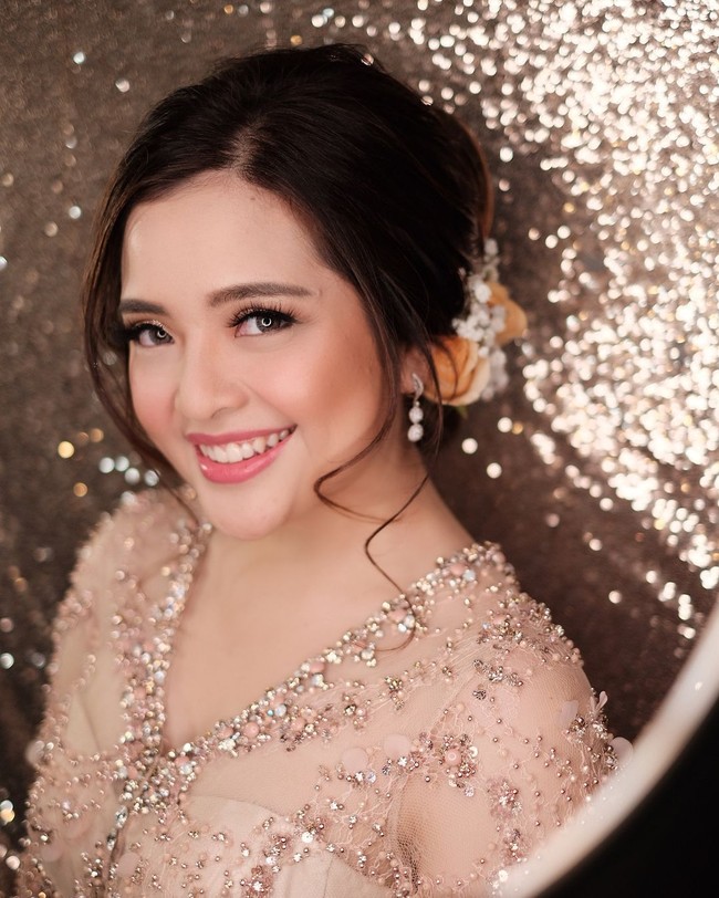 Penampilan Tasya yang berkebaya dipermanis dengan set perhiasan dari koleksi Swan Jewellery. Model anting simpel namun tetap mengesankan kemewahan. Foto: Instagram/@bubahalfian