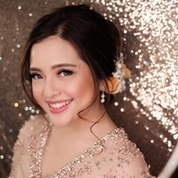 Penampilan Tasya yang berkebaya dipermanis dengan set perhiasan dari koleksi Swan Jewellery. Model anting simpel namun tetap mengesankan kemewahan. Foto: Instagram/@bubahalfian