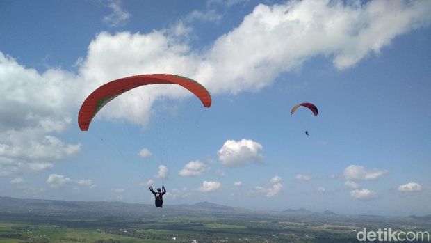 Festival Paralayang di Trenggalek/