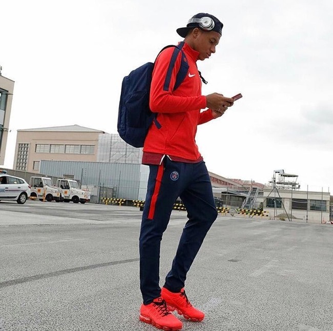 Bakatnya di lapangan hijau cukup membuktikan kecintaan Mbappe pada sepakbola. Tapi, masih ada satu lagi yang membuat Mbappe jatuh hati: sneakers. Pemain termahal kedua setelah Neymar Jr. ini rupanya hobi mengoleksi sneakers. Foto: Instagram/@k.mbappe29