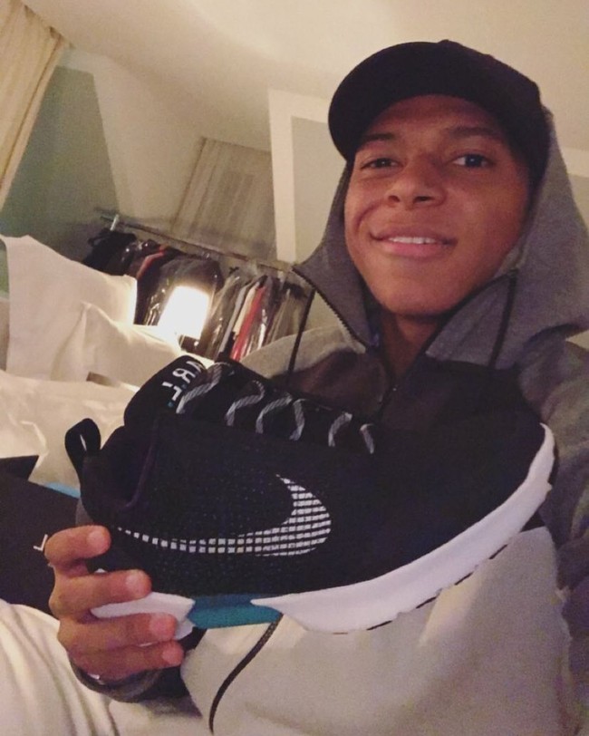 Mbappe saat memamerkan sneakers favoritnya, Nike HyperAdapt. Sepatu dengan teknologi self-lacing ini dijual seharga US$ 720 atau sekitar Rp 10 juta. Foto: Instagram/@k.mbappe29