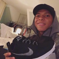 Mbappe saat memamerkan sneakers favoritnya, Nike HyperAdapt. Sepatu dengan teknologi self-lacing ini dijual seharga US$ 720 atau sekitar Rp 10 juta. Foto: Instagram/@k.mbappe29