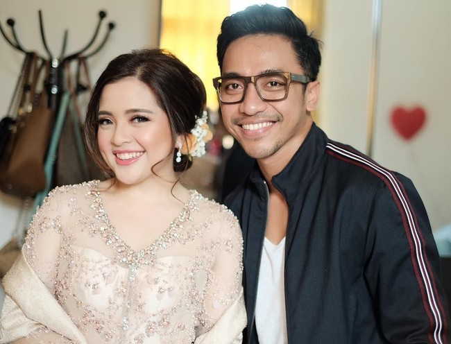Tasya Kamila mempercayakan riasan wajahnya untuk acara tunangan kepada makeup artist ternama Bubah Alfian. Wajah wanita 25 tahun itu pun tampak makin segar dan bersinar. Foto: Instagram/@bubahalfian