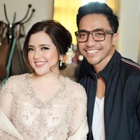 Tasya Kamila mempercayakan riasan wajahnya untuk acara tunangan kepada makeup artist ternama Bubah Alfian. Wajah wanita 25 tahun itu pun tampak makin segar dan bersinar. Foto: Instagram/@bubahalfian