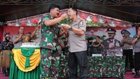 Di foto ini gantian Hadi menyuapi Tito potongan kue. (Foto: dok. Humas Polri)