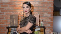 Ririn Ekawati tampil dengan glamor dengan dress gelap. Pool/Noel.