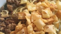 Lha, ini mie yang disantap @taraaulia6786 sampai tak terlihat mienya. Ditimbuni topping ayam, saei dan potongan kulit pangsit yang renyah melimpah!Foto: Instagram @taraaulia6786