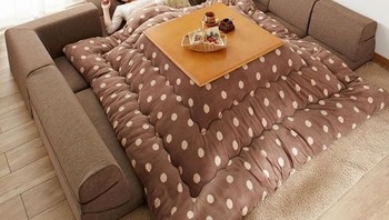 Tempat tidur yang punya meja berpenghangat ini memanjakan mereka yang suka sarapan di tempat tidur. Foto: via Brightside