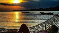 Menjelang senja, resto ini selalu memberikan bonus menarik buat pengunjungnya. Pemandangan sunset indah selalu bisa dinikmati sambil makan maupun minum santai. Foto: Instagram @seabreezeceningan