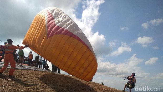 Festival Paralayang di Trenggalek/