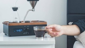 Alarm sekaligus pembuat kopi yang membuat Anda minum secangkir kopi tanpa meninggalkan tempat tidur. Foto: via Brightside