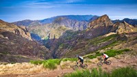 Turis dapat menghabiskan waktu di area perbukitan. Salah satu yang paling populer adalah Pico do Ariero yang merupakan puncak tertinggi di pulaunya. Foto: (Visit Madeira/Facebook)