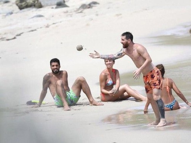 Saat berbulan madu dengan istrinya Antonella Roccuzzo pada Juni 2017 lalu, Lionel Messi terlihat mengenakan celana pendek motif ikan cupang. Celana santai itu keluaran brand Vilebrequin dan dibanderol Rp 3,2 juta. Foto: istimewa