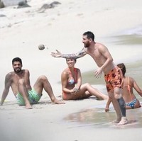Saat berbulan madu dengan istrinya Antonella Roccuzzo pada Juni 2017 lalu, Lionel Messi terlihat mengenakan celana pendek motif ikan cupang. Celana santai itu keluaran brand Vilebrequin dan dibanderol Rp 3,2 juta. Foto: istimewa